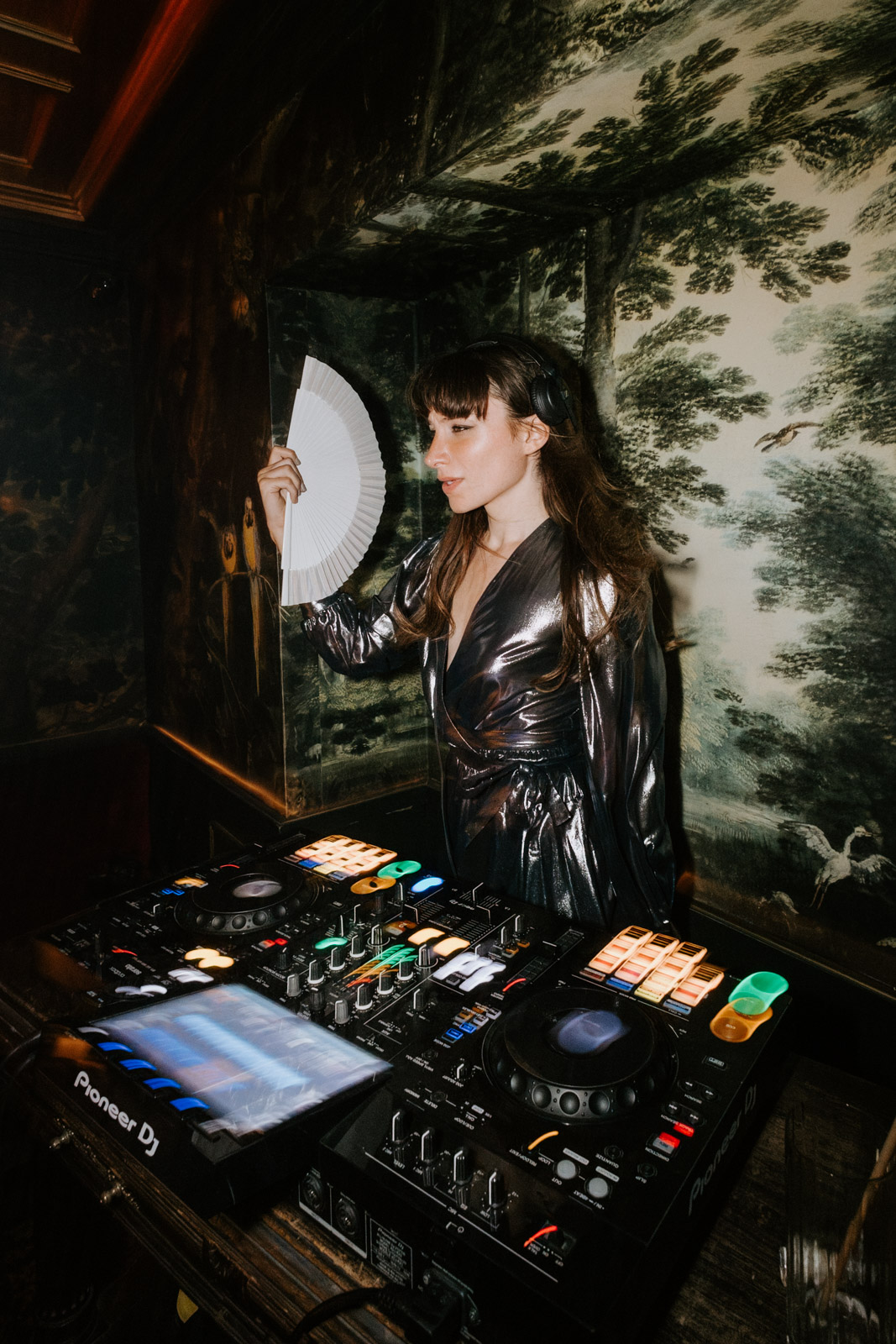 dj vetiver playing good tunes at this gay wedding at Hotel Particulier Montmartre, Paris