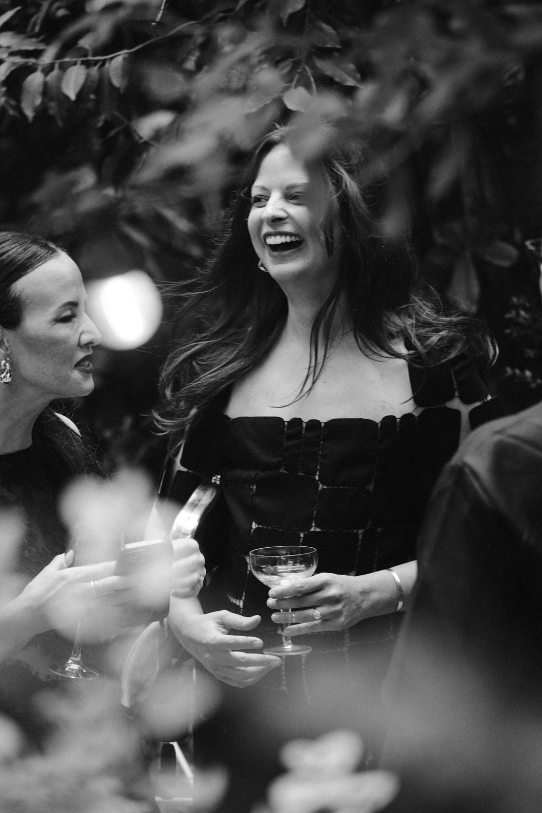 wedding guest laughing in the garden of Hotel Particulier Montmartre, Paris