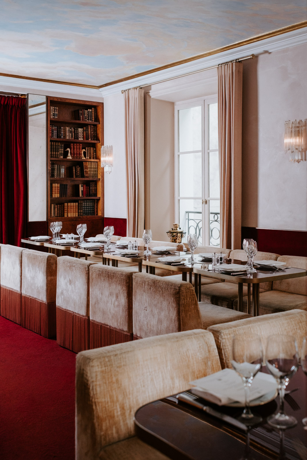 a simple but classy wedding dinner table set up at Hotel Particulier Montmartre