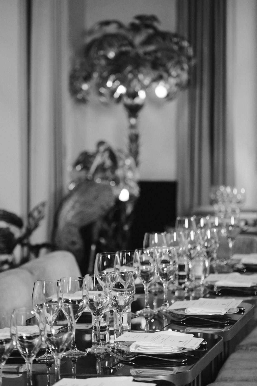 a simple but classy wedding dinner table at Hotel Particulier Montmartre