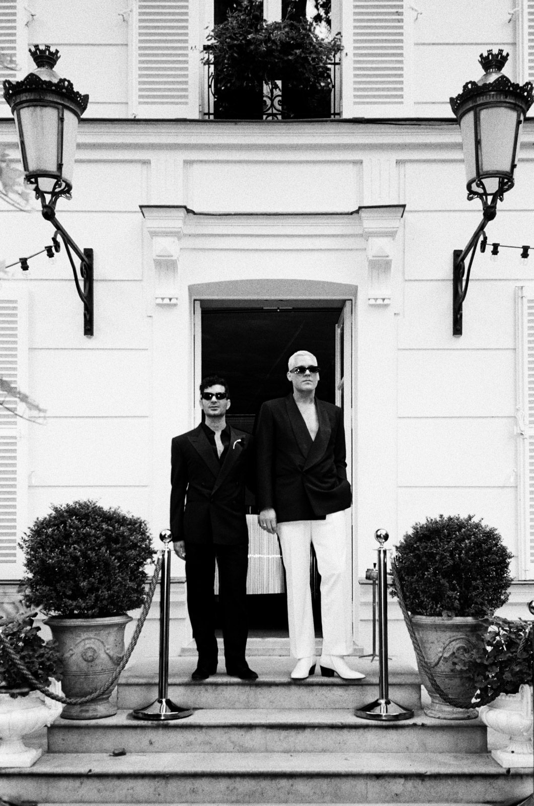 Gay couple shoot at Hotel Particulier Montmartre, Paris