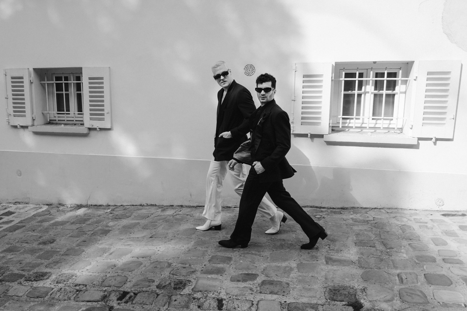 Gay couple shoot in the streets of Montmartre, Paris